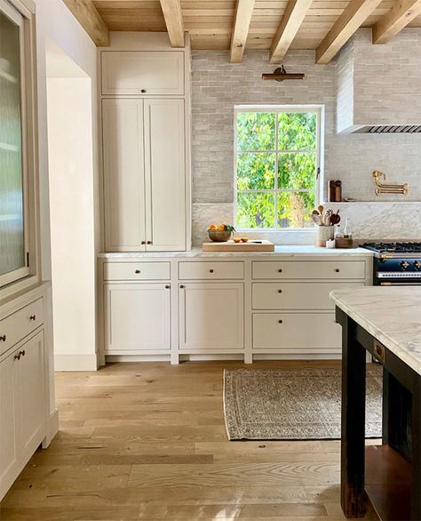 17 Mushroom Kitchen Cabinets I'm Obsessed With Right Now! • White Oak & Linen Design Co. | Interior Design Services & Blog Amber Interiors Kitchen, Interiors Kitchen, Amber Lewis, Home Luxury, Amber Interiors, Gorgeous Kitchens, Kitchen Cabinet Colors, Cottage Kitchen, Mug Design