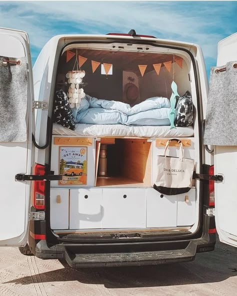 CARAFANCY on Instagram: “💙🧡WANDERING VAN🧡💙 ° 🚐 VW. ° Follow @carafancy for more. ° 📸@girl.in.vanderland ° #carafancy #vanlife #campervan #campervanlife…” Van Life Aesthetic, Live In A Van, Vans Girl, Camper Van Life, Kombi Home, Camping 101, Combi Volkswagen, Van Life Diy, Hippie Van