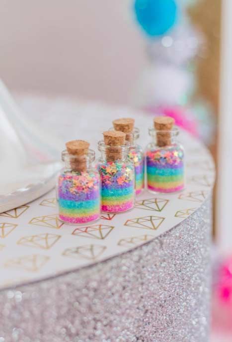 Einhorn bastelideen bunte Flaschen - Ideen Kids Unicorn Party, Unicorn Party Favors, Unicorn Crafts, Unicorn Theme, Bottle Charms, Unicorn Birthday Parties, Small Bottles, Unicorn Party, Unicorn Birthday