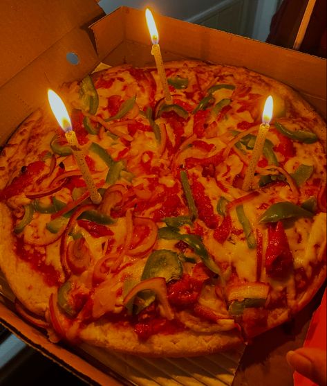 Pizza With Candles Birthday, Pizza Birthday Aesthetic, Aesthetic Birthday Food, Pizza Birthday Cake, Pizza Aesthetic, Pizza Birthday, Cute Diy Gifts, Party Decorations Diy, Aesthetic Birthday