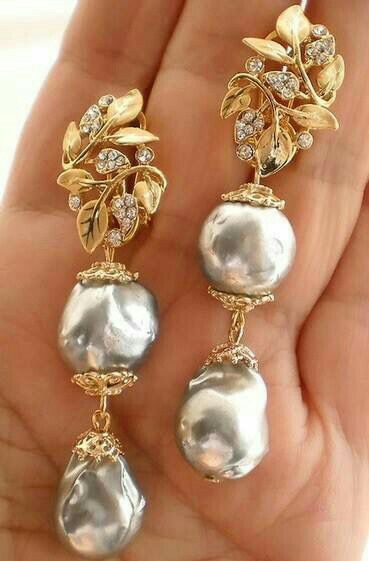 Bijoux Art Nouveau, Pearl Jewelry Design, Pearl Bridal Jewelry, Baroque Pearl Earrings, Gold Earrings Designs, Jewelry Design Necklace, Fashion Jewelry Earrings, Fabulous Jewelry, Gold Jewellery Design