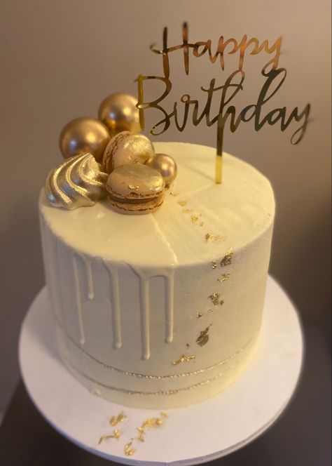 White And Gold Cake Simple, White And Golden Cake, 60th Birthday Cake Ideas For Mom, Gold And White Birthday Cake, Birthday Cake Table Decorations, Cakes For Mens Birthday, Gold Theme Cake, White And Gold Birthday Cake, Birthday Cake For Women Simple