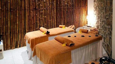 Couples massage Massage App, Massage Couples, Therapy Decor, Massage Room Design, Therapy Rooms, Massage Room Decor, Massage Therapy Rooms, Home Massage, Massage Business