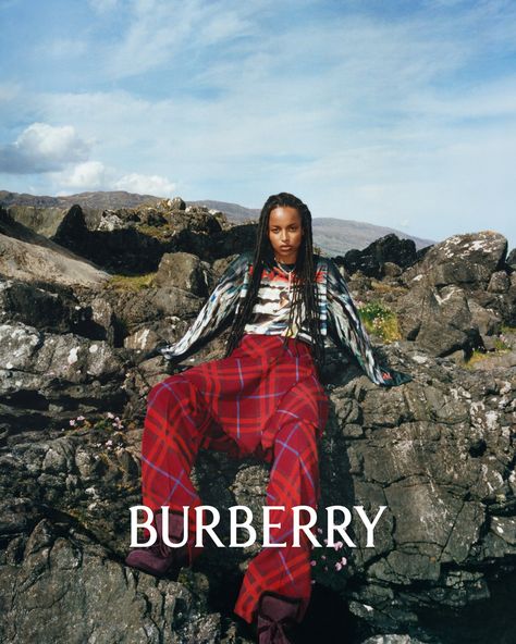 Burberry Winter 2023 Campaign – WWD Minimal Fashion Photography, Tyrone Lebon, Tan Trench Coat, Fashion Campaign, Burberry Models, Burberry Outfit, Fall 23, Sleek Dress, Campaign Fashion