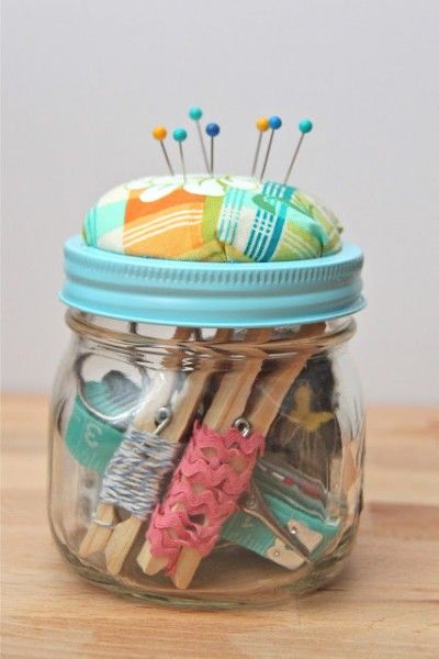 diy sewing kit Sewing Kit Gift, Mini Mason Jars, Costura Diy, Beginner Sewing, Mason Jar Gifts, Pins And Needles, Creation Couture, Jar Gifts, Mason Jar Diy