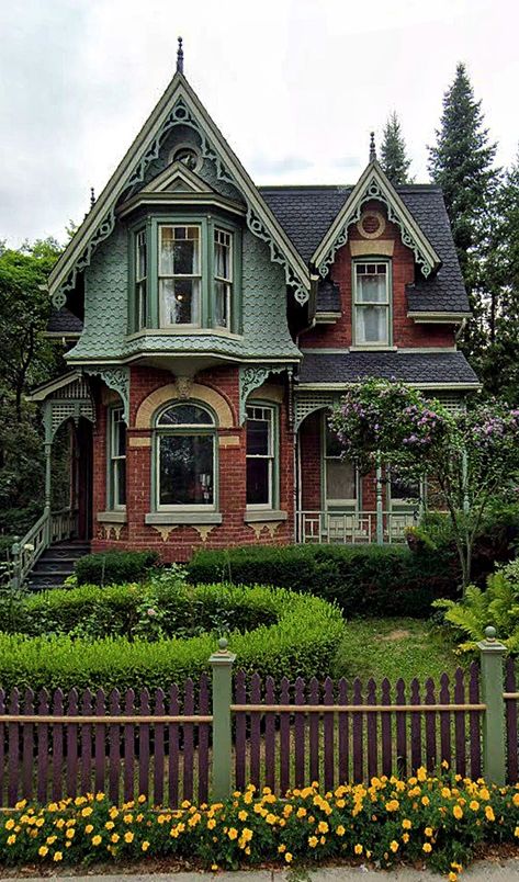 Cute Old Houses Exterior, Old House With Character, Victorian Cottagecore House, Dream House Vintage Victorian, Cottage House Inspo Exterior, Old Vintage House Aesthetic, New Build Victorian Homes, Antique House Exterior, Old Style Houses