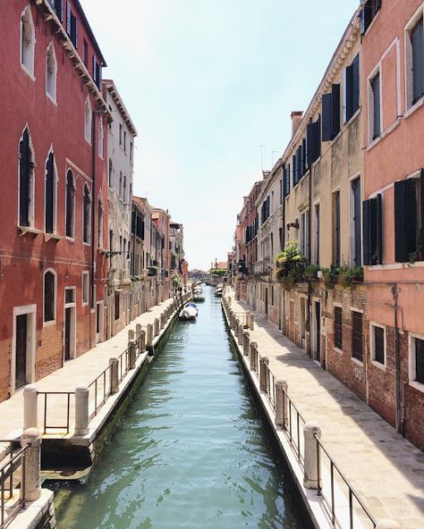 Roses and rollmops Venice travelogue Perspective Pictures, Linear Perspective, Perspective Images, Perspective Lessons, 1 Point Perspective, Perspective Photos, Architect Student, Perspective Drawing Lessons, Building Photography