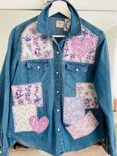 Patch Work Garments, Pink Is A Lifestyle, Shirt Patches, Artisanats Denim, Handmade Patches, Jean Rose, Coloured Denim, Customised Denim Jacket, Patchwork Clothes