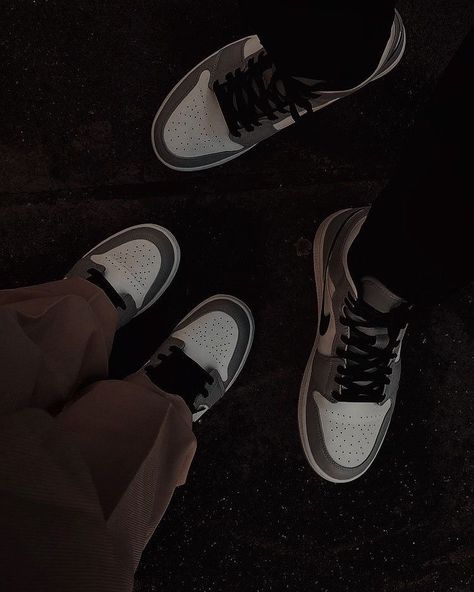 Air Jordans Couple, Cute Couple Pics Ideas, Couple Shoes Pictures, Couple Shoes Matching, Jordan Couples, Couple Photo Poses, Kasut Nike, Sepatu Air Jordan, Pics Poses