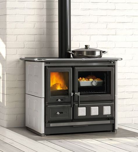 Guide to buying wood burning range cookers | Direct Stoves Resources Hearth Pad, Outdoor Cooking Stove, Integrated Oven, Wood Burning Cook Stove, Wood Stove Cooking, Wood Fuel, Into The Wood, Cooking Stove, Range Cooker