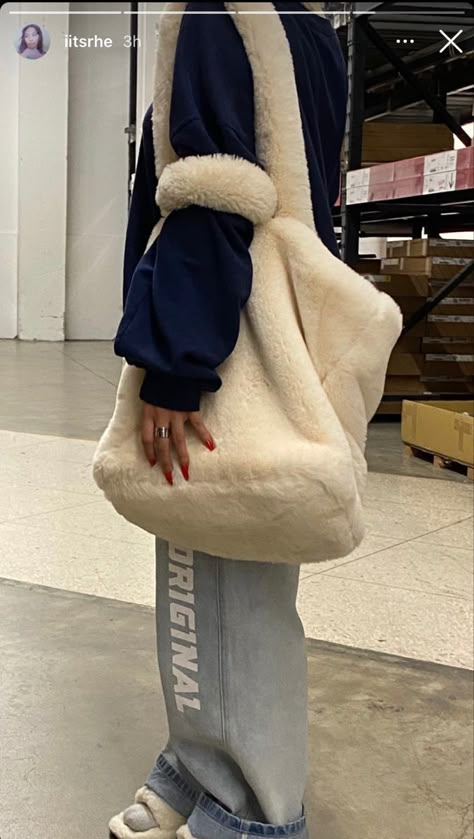 Fluffy Bag Aesthetic, Notion Pics, Cloth Tote Bags, Tote Bag Outfit, Fluffy Bag, Baddie Aesthetic, Bag Outfit, Plush Bags, La Fashion Week