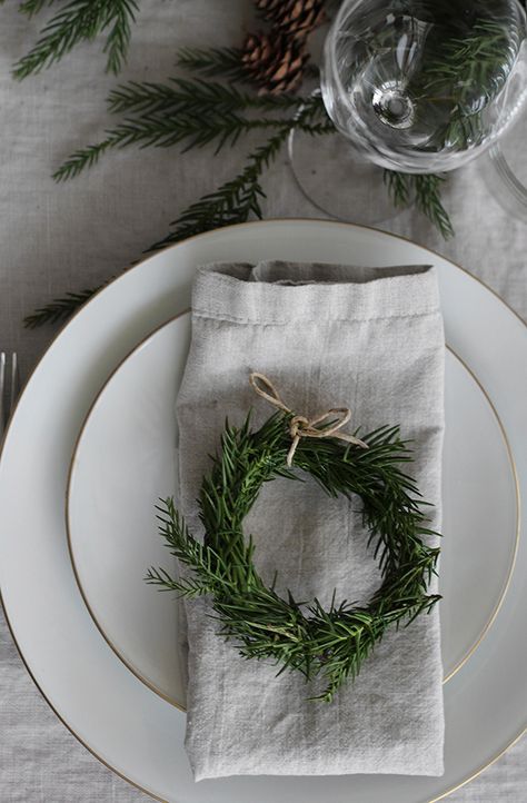 Dreaming of a green christmas - The Lifestyle Files Centerpiece Christmas, Christmas Dreaming, Natural Christmas Decor, Christmas Dinner Table, Winter Wonderland Christmas, Natural Christmas, Christmas Inspo, Minimalist Christmas, Gold Christmas Tree