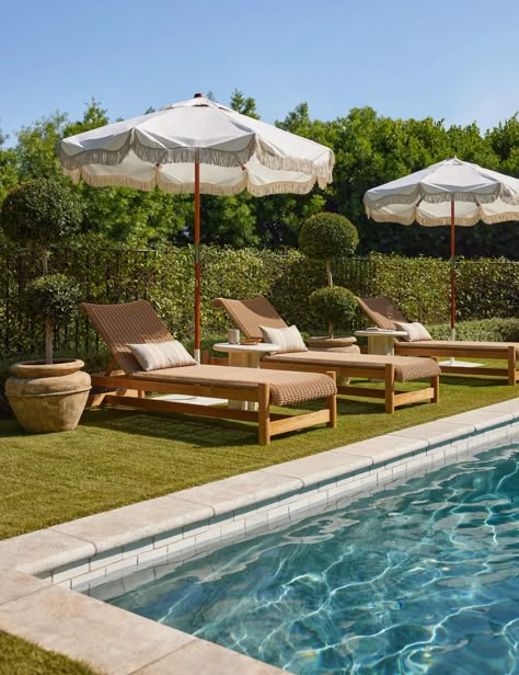 Gally Indoor / Outdoor Wicker Chaise Pool With Lounge Area, Bali Patio Ideas, Outdoor Pool Furniture Ideas, Pool Furniture Ideas Decor, Pool Patio Furniture Ideas, Outside Pool Area Ideas, Pool Deck Furniture Ideas, Pool Side Decorating Ideas, Pool Side Cabana