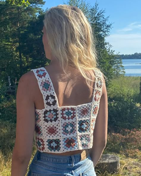 Summer Tops To Crochet, Tank Top Pattern Crochet, Crochet Square Tank Top, Crochet Top Pattern Granny Square, Crochet Top Granny Square Free Pattern, Spring Crochet Tops, Crochet Tops Free Patterns Granny Square, Crochet Tank Top Granny Square, Crochet Projects For Summer