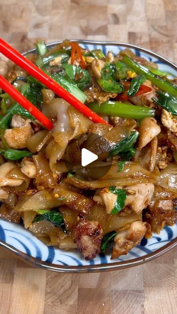 Leah Cohen 🇺🇸🇵🇭 on Instagram: "So many of you asked for my Pad see ew recipe so I had to share it again. Save and share this recipe with someone you know will love it! Please see recipe below:  1lb fresh rice noodles 6oz chicken thighs marinated in 1.5Tbs soy sauce 2 ea whole eggs 3cloves minced garlic 5pc Chinese broccoli (stems and leaves separate) 4Tbs oil  For the sauce: 2Tbs oyster sauce 1Tbs soy sauce 1Tbs fish sauce 2tsp golden mountain sauce 1Tbs sugar White pepper to taste Top with chili vinegar sauce" Dairy Free Vegetable Recipes, Pad See Ew Recipe, Chinese Rice Noodles, Thai Pad, Chinese Broccoli, Noodles Ideas, Vinegar Sauce, Pad See Ew, Golden Mountain