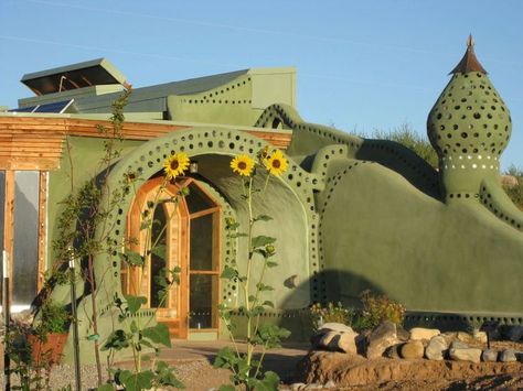 I would LOVE to build an Earthship house! Earthship House, Eco Buildings, Earthship Home, Mud House, Natural Homes, House Dream, Eco Architecture, Adobe House, Unusual Homes