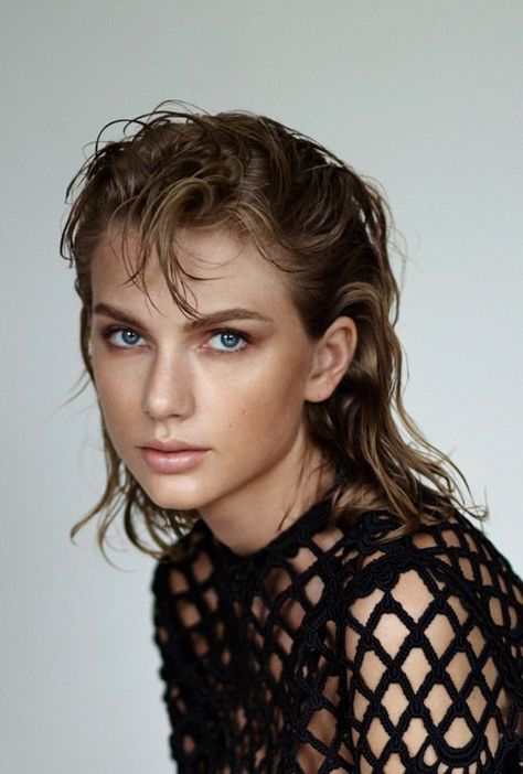 With a bold new synthpop sound and opinions on love, loss and martyrdom, country girl turned chart-stomping industrialist Taylor Swift is back. Just don’t mention Twitter trolls. Dark Academia Aesthetic Fashion, Bold Eyebrows, Taylor Swift Photoshoot, Wonderland Magazine, Calvin Harris, Zodiac Sagittarius, Dark Academia Aesthetic, Amy Winehouse, Academia Aesthetic