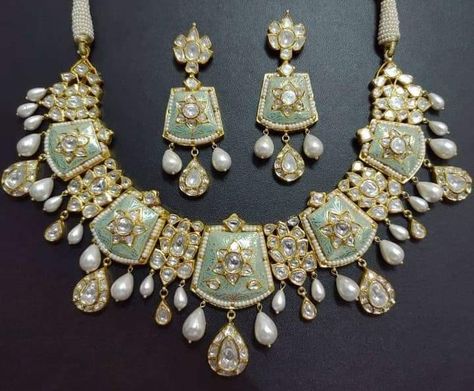 Pinterest • @KrutiChevli Minakari Jewellery, Kundan Jewellery Bridal, Neck Pieces Jewelry, Antique Jewellery Designs, Pearl Necklace Designs, Gold Pendant Jewelry, Indian Jewelry Sets, Detailed Jewelry, Bangles Jewelry Designs