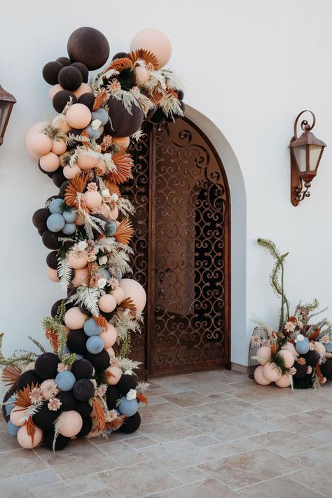 Desert-toned balloon arch Photo: @lizkoston Boho Balloons Garland, Balloon Arch Boho, Balloon Arch Photo Backdrop, Balloon Arch With Flowers, Happy Booday, Boho Balloon Arch, Wedding Balloon Arch, Floral Balloon Arch, Balloons And Flowers