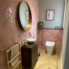 Brick Effect Wall Tiles, Shell Bathroom, Brick Effect Tiles, Bathroom Things, Pink Bathroom Tiles, Downstairs Wc, Brick Wall Tiles, Pink Toilet, Bungalow Ideas