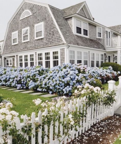 South Hampton style house with shaker siding, white picket fence, and blue and white hydrangeas in the yard. Classic Hamptons style house. Home design decor inspiration ideas. Nantucket Style Homes Exterior, Nantucket Style Homes, Nantucket Home, Nantucket Style, Homes Exterior, Casas Coloniales, Cape House, White Picket Fence, On The Ocean