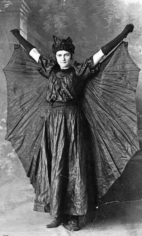 OK, 1930s batgirl, you are awesome. | 16 Kids Of The Past Doing Halloween Better Than You Victorian Halloween, Vintage Halloween Photos, Bat Costume, Halloween Memes, Vintage Halloween Costume, Hallowen Costume, Victorian Photos, Vintage Witch, Halloween Cake