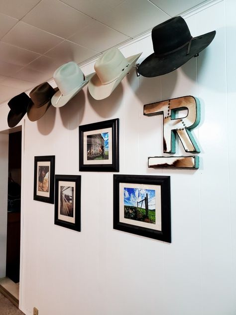 Cowboy Hat Hanging On Wall, How To Hang Cowboy Hats On Wall, Cowboy Hat Wall Display, Cowboy Hats On Wall, Country Girl Bedroom Ideas, Country Girl Bedroom, Hay Wall, Western Apartment, Cowboy Hat Wall