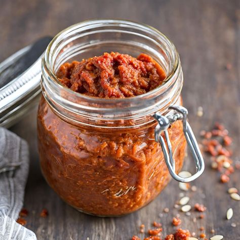 Pesto di pomodori secchi e mandorle: ricetta, ingredienti e come conservarlo in frigo e in freezer. Ricetta veloce. Savory Recipes, Green Kitchen, Savoury Food, Pesto, Pasta, Green