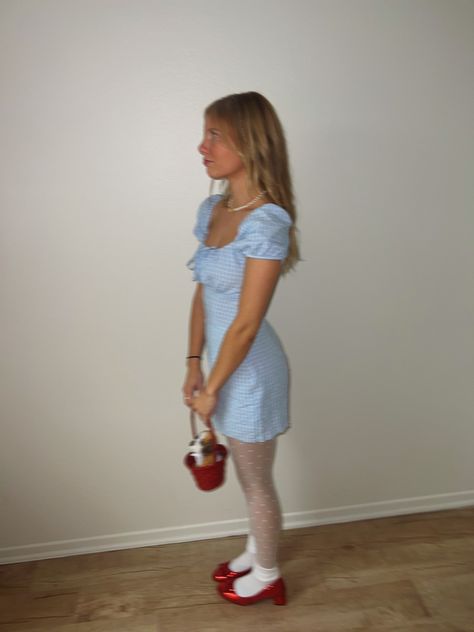 halloween costume Dorthy Halloween Outfit, Dorthy Costume Make Up, Light Blue Halloween Costume, Dorothy Halloween Costume Aesthetic, Dorothy Halloween Costume Diy, Dorothy Cosplay, Classic Halloween Costumes For Women, Halloween Costumes With Blue Dress, Diy Dorothy Costume For Women