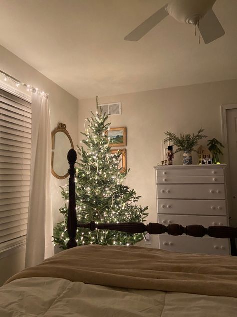 Christmas Bedroom Decor Simple, Bedroom With Christmas Tree, Christmas Bedroom Minimalist, Christmas Bedroom Simple, Cozy Christmas Room Aesthetic, Small Christmas Tree Bedroom, Christmas Tree In Kids Room, Christmas Decor Ideas Bedroom Simple, Small Christmas Tree For Bedroom