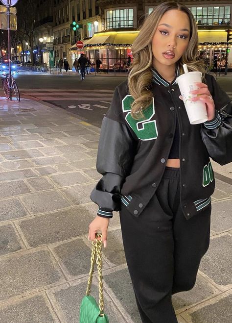 Varsity Jacket Outfit Winter, Varsity Jacket Outfit Aesthetic, Puffer Jacket Outfit Winter Style, Drip Outfits Women, Winter Baddie, Dunk Outfit, Tom Girl, Varsity Jacket Outfit, Winter Jacket Outfits