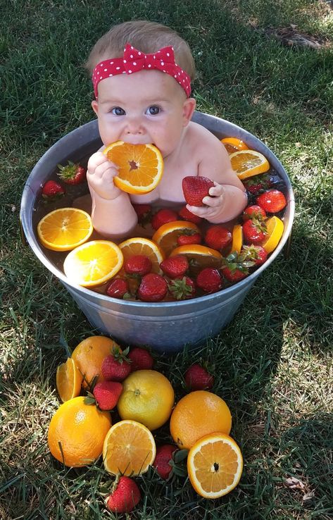 Fruit bath DIY Diy Fruit Bath Photography, Baby Fruit Bath Photoshoot, Washtub Ideas, Fruit Bath Photoshoot, Summer Baby Photos, Bath Photos, Baby Milk Bath, Milk Bath Photos, Fruit Pictures