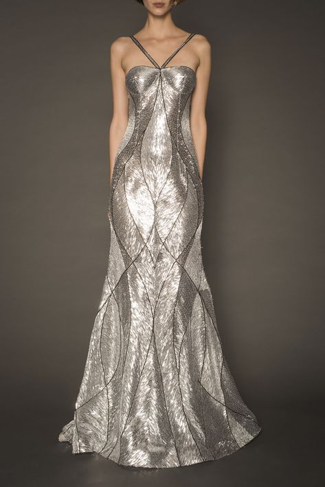 Naeem Khan RTW Resort 2018 Silver Couture Dress, Silver Dress Aesthetic, Silver Dresses Elegant, Australian Formal Dresses, Metallic Gown, Runway Fashion Couture, Naeem Khan, Family Cruise, Sequin Gown