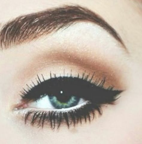 That makeup is gorgeous <3 Vintage Eye Makeup, Alexa Chung Makeup, White Waterline, White Eyeliner, Smoky Eyes, Bohol, Hooded Eyes, Makeup Artistry, Kiss Makeup