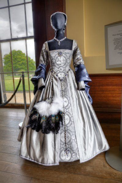 1500s Fashion, Tudor Gown, Tudor Dress, Historical Gowns, Tudor Fashion, Tudor Costumes, Dress History, Royal Dresses, Old Dresses