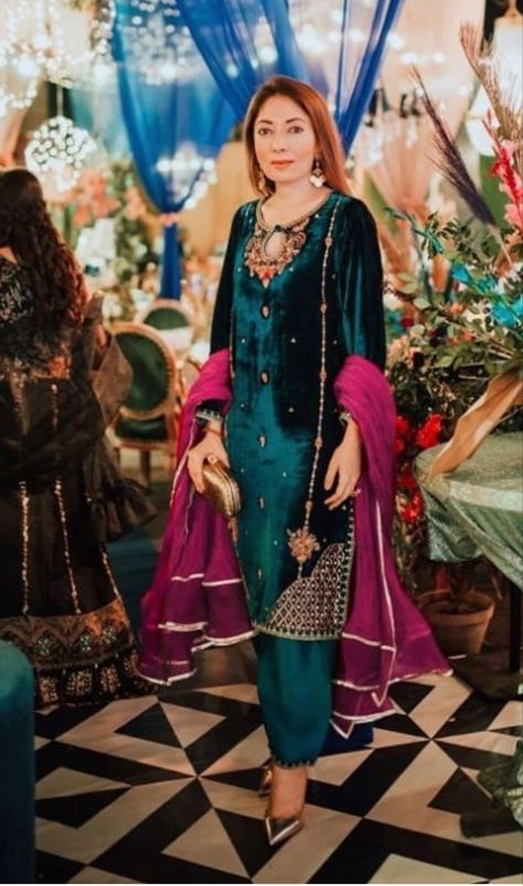 Valvet Work Suit, Velvet Embroidery Suits, Shadi Dresses For Women, Velvet Suits Design Women, Velvet Sharara Suit Pakistani, Velvet Punjabi Suits Party Wear, Semi-stitched Velvet Salwar Kameez For Wedding, Velvet Pakistani Dress Color Combinations, Pakistani Velvet Suits Party Wear Nameera By Farooq