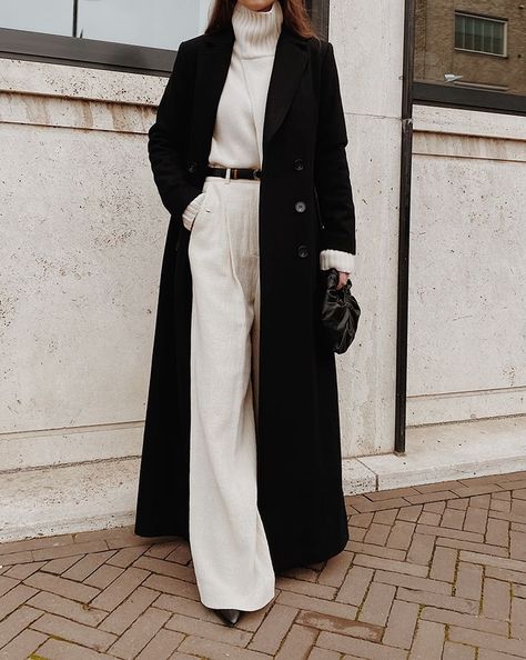 Long black coat over an all white outfit Black Coat Outfit Winter Classy, Svarta Outfits, Black Coat Outfit, Coat Outfit Casual, Long Coat Outfit, Womens Black Coat, Black Overcoat, Long Black Coat, Fotografi Editorial