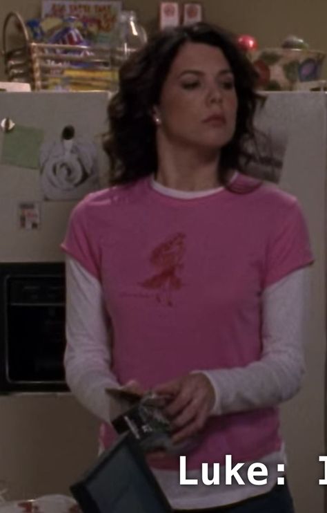 Lorelai Gilmore Pink Dress, Taylor Swift Lorelai Gilmore, Lorelai Gilmore Pink Shirt, Loralie Gilmore Taylor Swift, Lorelai Gilmore Being Iconic, Lorelei Gilmore, Lorelai Gilmore, Layered Shirts, Pink Shirt