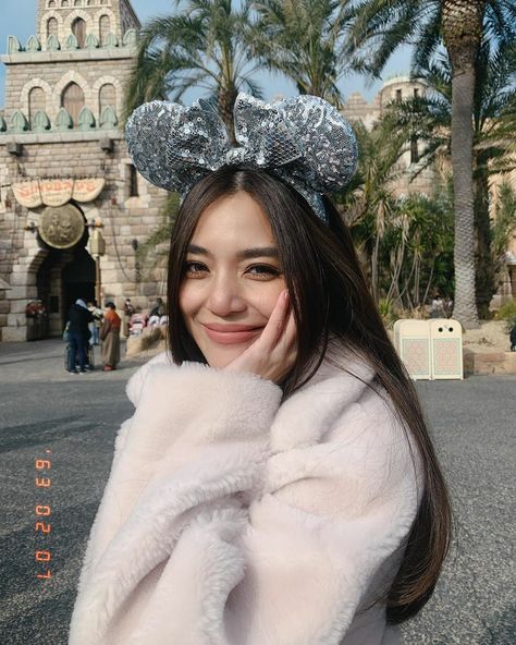 Hongkong Disneyland Outfit, Disneyland Poses, Disneyland Outfit Winter, Hongkong Outfit, Hongkong Disneyland, Singapore Outfit, Tokyo Outfits, Candid Pics, Winter In Japan