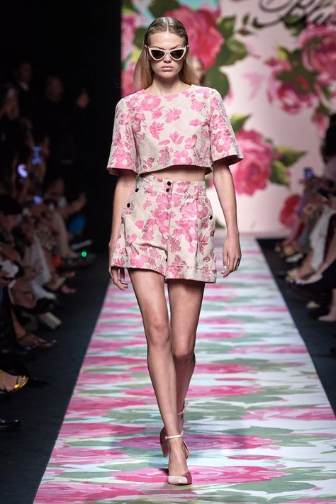 Blumarine Spring 2020 Ready-to-Wear Collection - Vogue Gaun Fashion, New Blouse Designs, Moda Jeans, Milano Fashion Week, Floral Midi Skirt, 2020 Fashion, Fashion 2020, Runway Looks, London Fashion Week