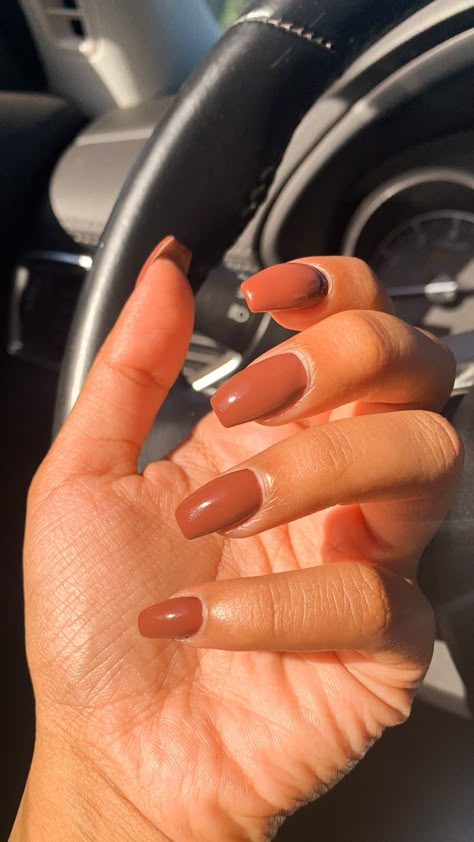 A picture of a hand showcasing a brown-red gel nail polish inspo Fall Nails 2023 Tan Skin, Clay Color Nails, Rust Nails Acrylic, Sienna Color Nails Acrylic, Rust Wedding Nails, Rust Brown Nails, Burnt Orange Brown Nails, Rust Red Nails, Fall Orange Color Nails