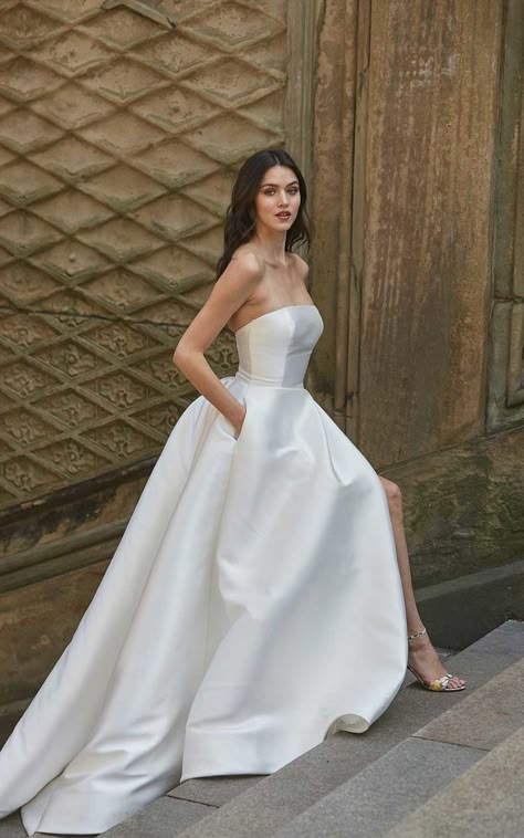 Strapless Wedding Dress Ballgown, Strapless Lace Wedding Dress, White Bridal Dresses, Wedding Dress With Pockets, Sweetheart Wedding Dress, Fitted Wedding Dress, Dress Hairstyles, Satin Wedding Dress, Princess Wedding Dresses