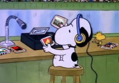 Listening To Music Pfp, Music Pfp Icon, Snoopy Listening To Music, Snoopy Matching Pfp, Snoopy Pfp, Music Pfp, Baby Snoopy, Snoopy Cartoon, Music Cartoon