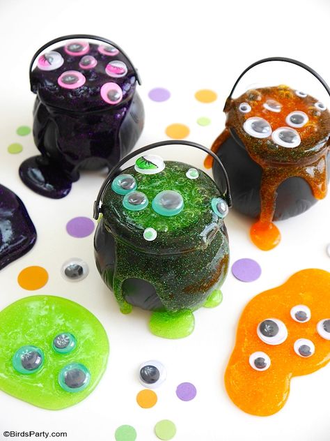 Quick and Easy Halloween Slime Recipe For Kids - learn to make this fun and pretty spooky slime for your Halloween party! by BirdsParty.com @birdsparty #slime #slimerecipe #halloween #halloweenslime #monsterslime #halloweencrafts #diyslime #diyhalloween #halloweenslimerecipe #slimeforkids #howtomakeslime Diy Halloween Favors, Spooky Slime, Halloween Slime Recipe, Orange Layer Cake, Slime Recipe Kids, Diy Unicorn Party, Dessert Halloween, Halloween Slime, Halloween Party Printables