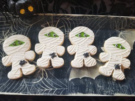 Mummies with a spider made from a gingerbread man cutter. Sweet Designs shoppe cutter Mummy Cookies Decorated, Mummy Decorated Cookies, Halloween Spider Cookies Decorated, Mummy Nutter Butter Cookies, Halloween Cookies Gingerbread Man, Halloween Mummy Cookies, Mummy Cookies, Halloween Cookies, Gingerbread Man