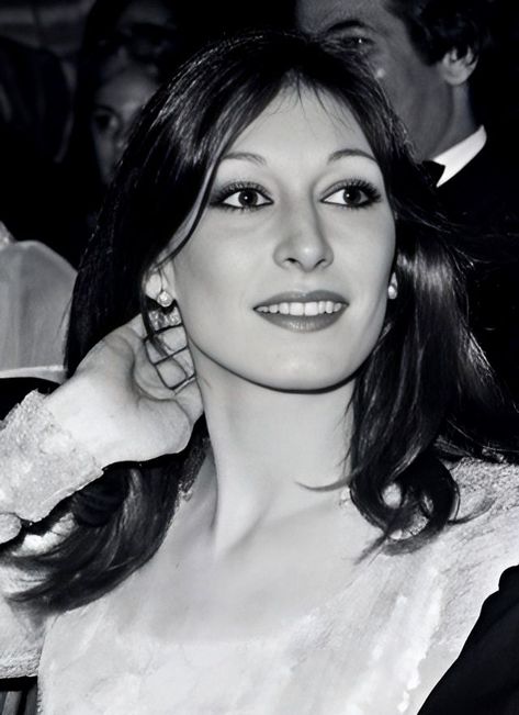 Angelica Huston, Anjelica Huston, B Movie, Famous Women, I Icon, Favorite Celebrities, Style Icons, Beautiful People, Houston