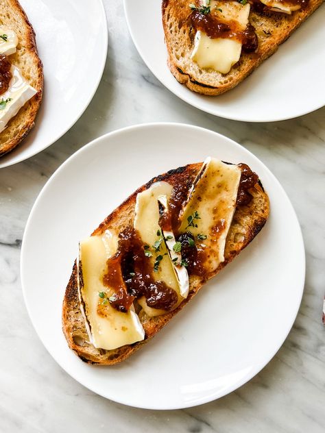 Brie Lunch Ideas, Brie Cheese Toast, Brie Brulee, Brie Toast, Breakfest Ideas, Brulee French Toast, Sweet And Savory Breakfast, Gourmet Toast, Avocado Poached Egg