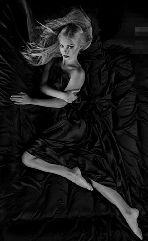 Black Sheet Photoshoot, Boudiour Poses, The Beauty Of Women, Bouidor Photography, Fabric Photography, Silk Sheets, Satin Sheets, Engagement Shoots, Black Silk