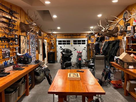 Hunting Man Cave Ideas Rustic, Hunting Lodge Office, Hunting Room Ideas, Hunter Man Cave, Hunting Garage, Hunt Room, Hunting Room Design, Hunting Organization, Man Garage