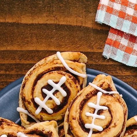 Maegan Brown ~ The BakerMama on Instagram: "Kick-off game day with Football-Shaped Cinnamon Rolls! 😋🏈🙌 You’ll score big with the home team with these delicious breakfast treats. HOW-TO BELOW ⬇️ and in the Tailgate Brunch Spread from my Spectacular Spreads Cookbook! 🏆 #TheBakerMama #SpectacularSpreadsCookbook FOOTBALL-SHAPED CINNAMON ROLLS Ingredients: 🏈 1 (17.5-ounce/5-count) can jumbo cinnamon rolls with icing Instructions: 1. Preheat the oven to 350°F. Place each cinnamon roll on a baking Football Cinnamon Rolls, Cinnamon Roll Shapes, Football Breakfast Ideas, Football Brunch Ideas, Tailgate Brunch, Football Brunch, Jumbo Cinnamon Rolls, Cinnamon Rolls With Icing, Good Desserts To Make